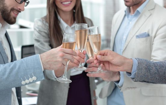 close up.glasses of champagne in the hands of the business team.the concept of teamwork