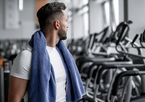 portrait of a confident sports man in the gym. the concept of a healthy lifestyle