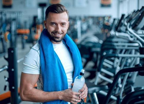 close up.smiling sports man in the gym. the concept of a healthy lifestyle