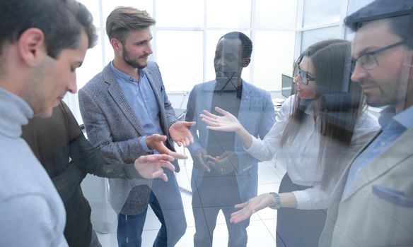 Employees argue and discuss common problems. office weekdays