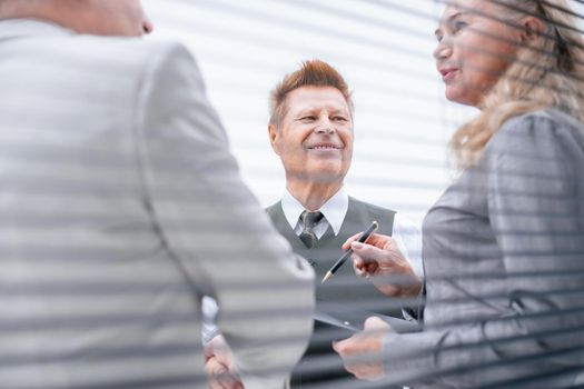 close up. senior businessman talking to his colleagues. business concept