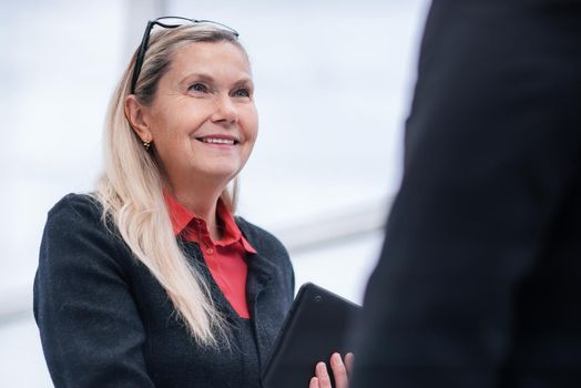 close up. responsible business woman talking to colleagues . office weekdays