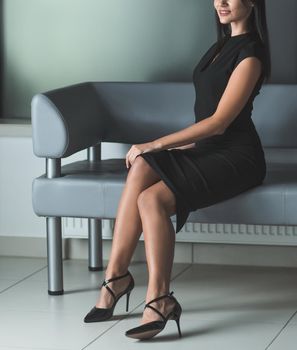 smiling business woman sitting in office lobby. photo with a copy of the space