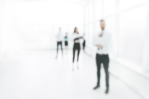 blurred image of employees standing in the office lobby .business background