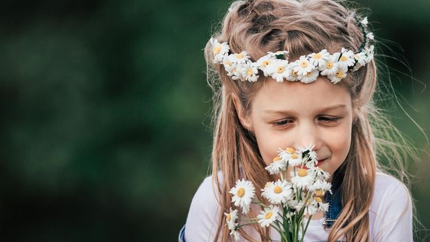 close up.portrait of a cute girl with a bouquet of daisies