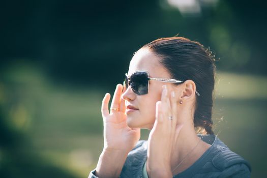 close up. beautiful modern girl in sunglasses. portrait outdoors