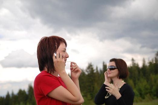 girl with cell phone in nature   (NIKON D80; 2.6.2007; 1/640 at f/2.8; ISO 320; white balance: Auto; focal length: 40 mm)