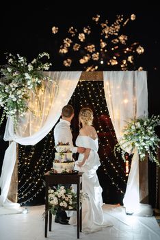 wedding cake at the wedding of the newlyweds