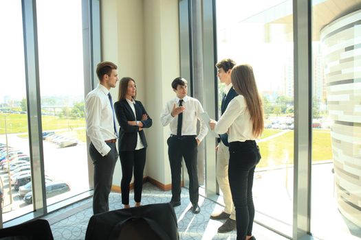 Group of business people discussing ideas at meeting.