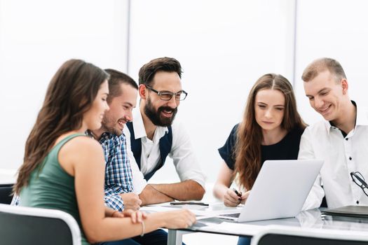 business team uses a laptop to view business news.people and technology