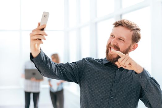smiling businessman pointing finger at his interlocutor during conversation. photo with copy space