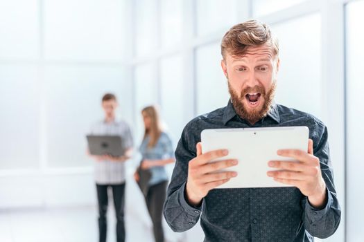 surprised businessman looking at the digital tablet screen. photo with copy space