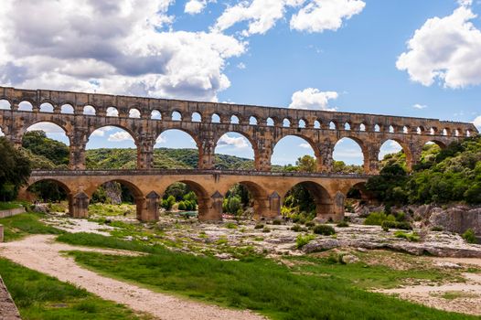The Pont du Gard is a three-level bridge intended for the passage of a Roman aqueduct. It is located in Vers-Pont-du-Gard between Uzès and Remoulins, not far from Nîmes, in the French department of Gard. He spans the Gardon