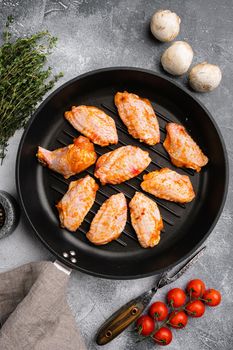 Raw spiced Chicken Wings set, on gray stone table background, top view flat lay