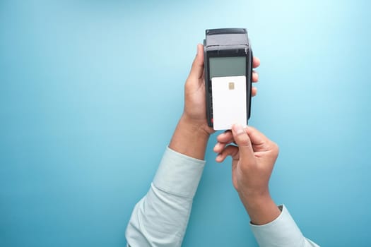 Payment terminal charging from a card, contactless payment