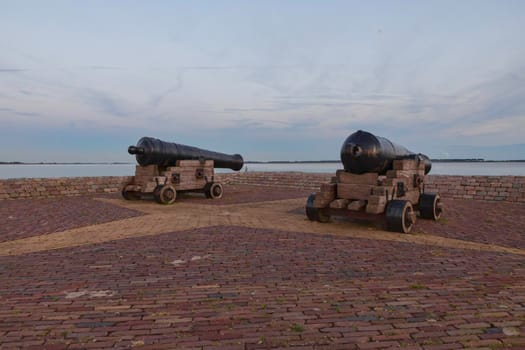 cannons at the harbr og hellevoetsluis with the haringvliet as background
