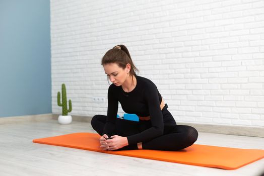 the girl conducts a workout to sit on the splits