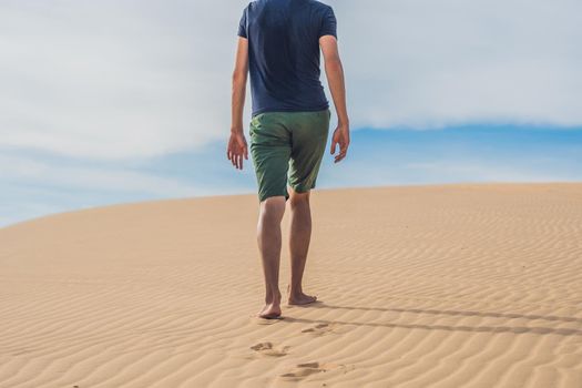 Men's legs go in the desert Vietnam, Mui Ne.