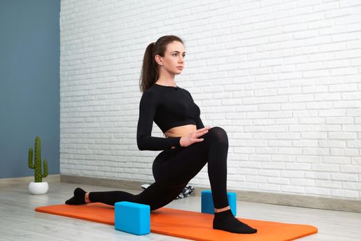 the girl conducts a workout to sit on the splits