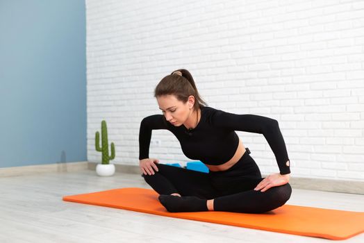 the girl conducts a workout to sit on the splits