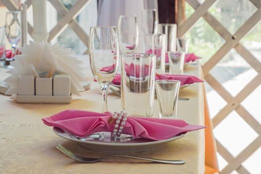 Table setting at a luxury wedding decorated with Pink wipes.