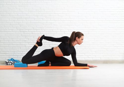 the girl conducts a workout to sit on the splits