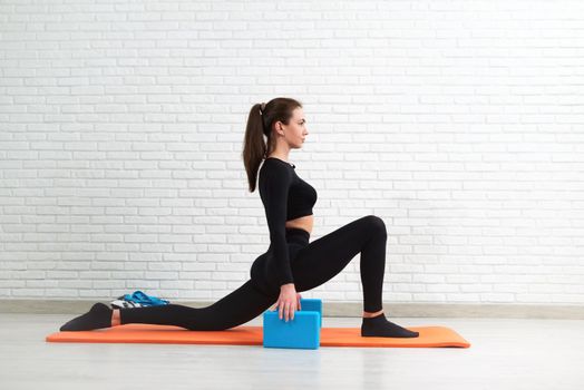 the girl conducts a workout to sit on the splits