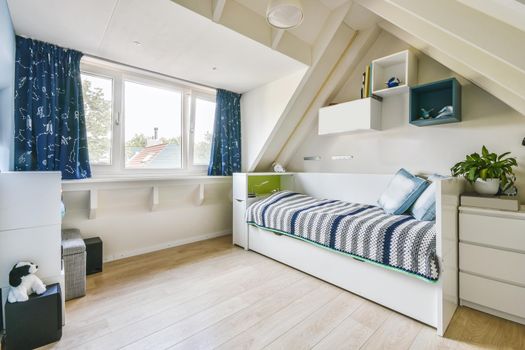 Wonderful little room with a single bed and parquet floor