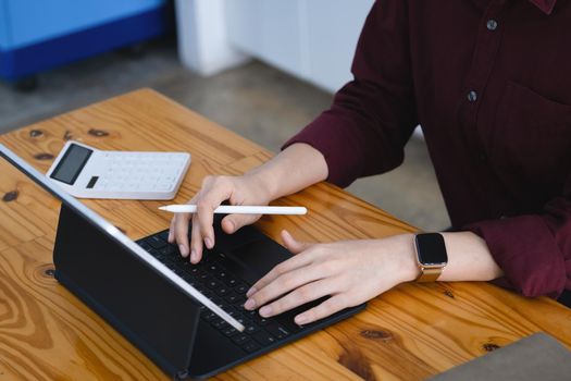 A female company employee is using a tablet computer to search the Internet for information, research concept