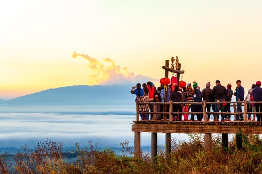 Group traveller still seeing the sunrise