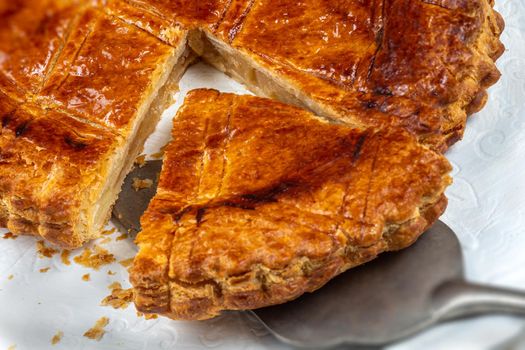 Slice of cake in close-up with pie shovel