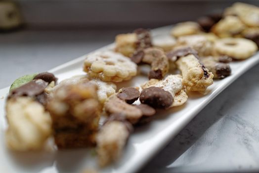 A plate with some deliciously cookies.