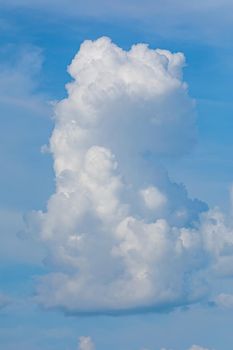 Bizarre vertical cloud in the sky