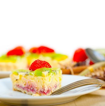 kiwi and strawberry pie tart with lemon custard cream and spices