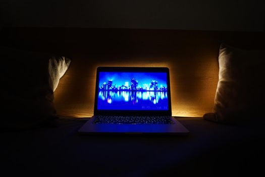 PC and indirect lighting. Shooting Location: Tokyo metropolitan area