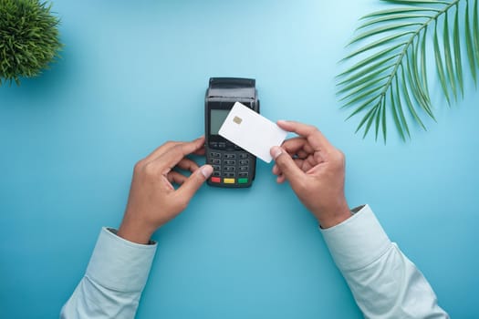 Payment terminal charging from a card, contactless payment