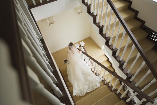 The bride goes down the stairs to the street