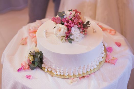 beautiful wedding cake decorated with fresh flowers