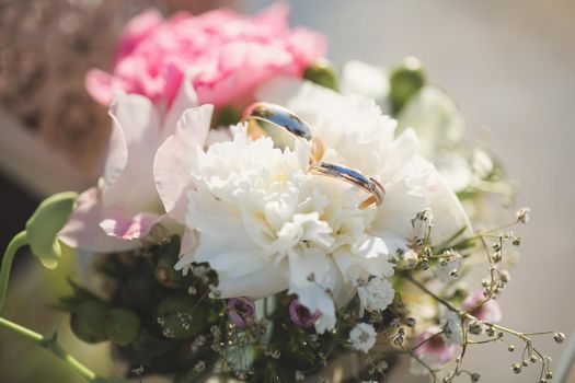 Wedding rings in a box with flowers