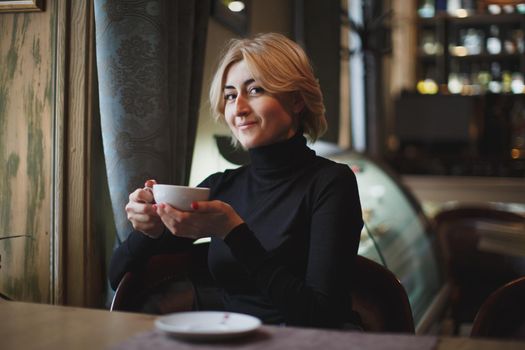 Beautiful woman drinking coffee in a cafe