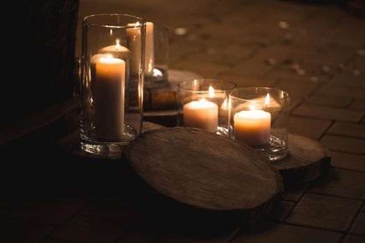 Wedding decor: delicate flowers and burning candles.