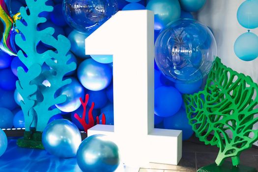 Marine-style decor of balloons, fish, and corals for the birthday photo zone.
