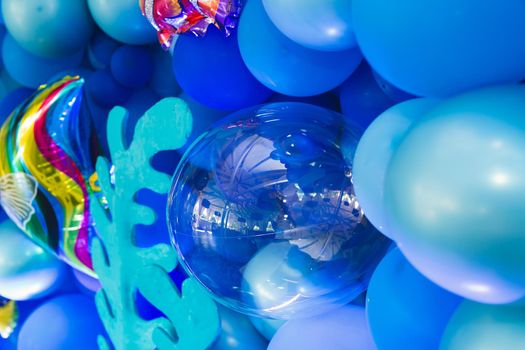 Marine-style decor of balloons, fish, and corals for the birthday photo zone.