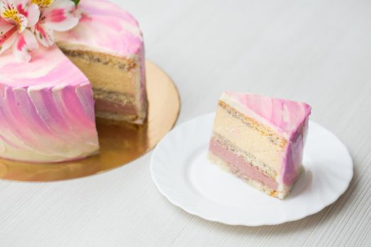 Cake with pink decor and flowers, cut massovogo cake
