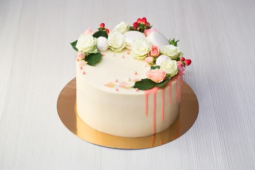 Cake with fresh flowers and almond cookies.