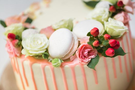 Cake with fresh flowers and almond cookies.