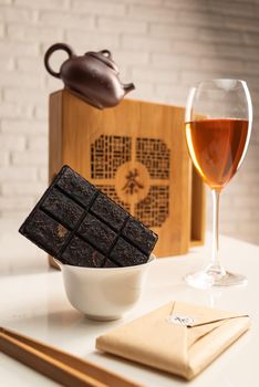 tea table with tea and a wine glass in which Sheng Pu'er tea is poured to demonstrate the color