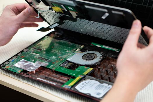 The master repairs the laptop in the service center