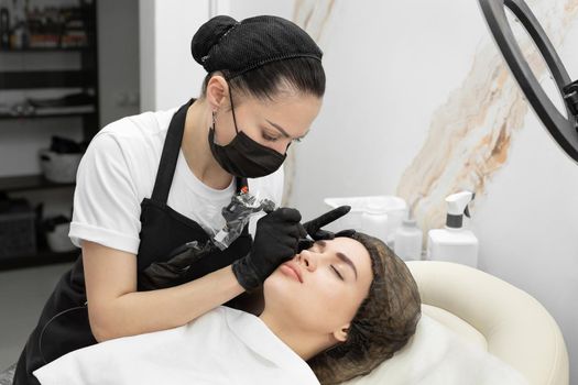 Permanent eyebrow makeup procedure. Eyebrow tattooing, the process in the salon.
