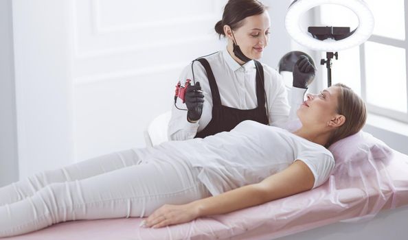 Mikrobleyding eyebrows workflow in a beauty salon.